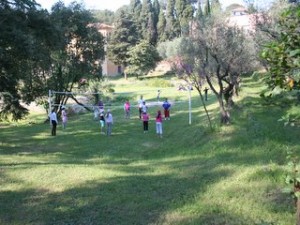 jeux dans le parc en classe de découverte